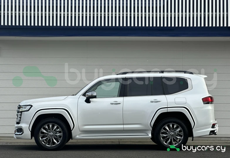 Toyota Land Cruiser 300 Белый