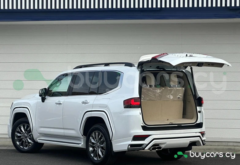 Toyota Land Cruiser 300 Белый