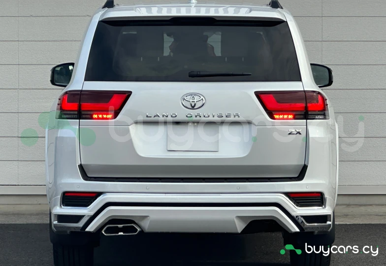 Toyota Land Cruiser 300 Белый