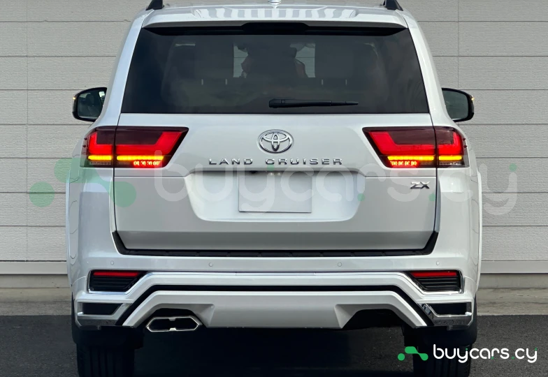 Toyota Land Cruiser 300 Белый