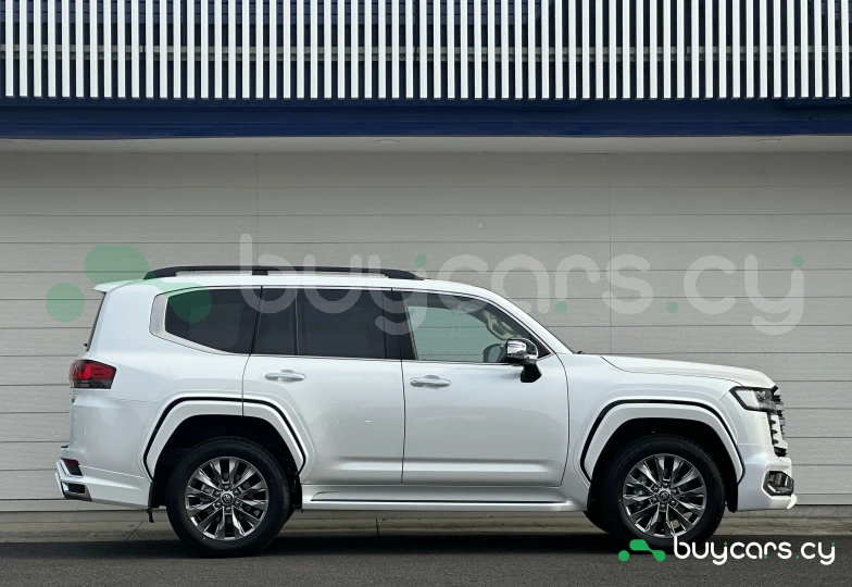 Toyota Land Cruiser 300 Белый