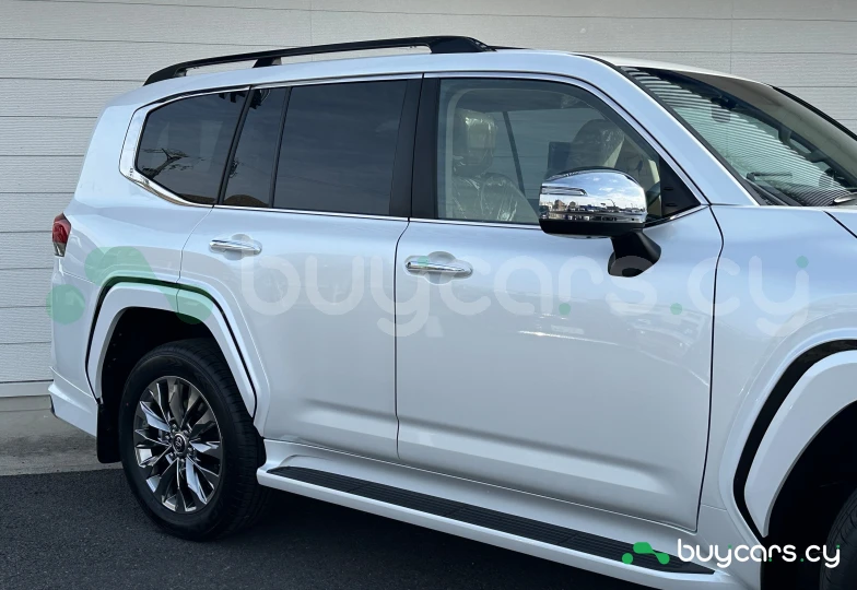 Toyota Land Cruiser 300 Белый