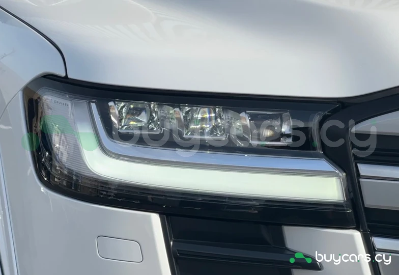 Toyota Land Cruiser 300 Белый