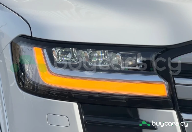 Toyota Land Cruiser 300 Белый