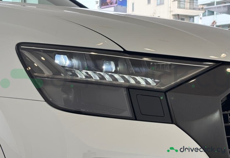 Audi RS Q8 White