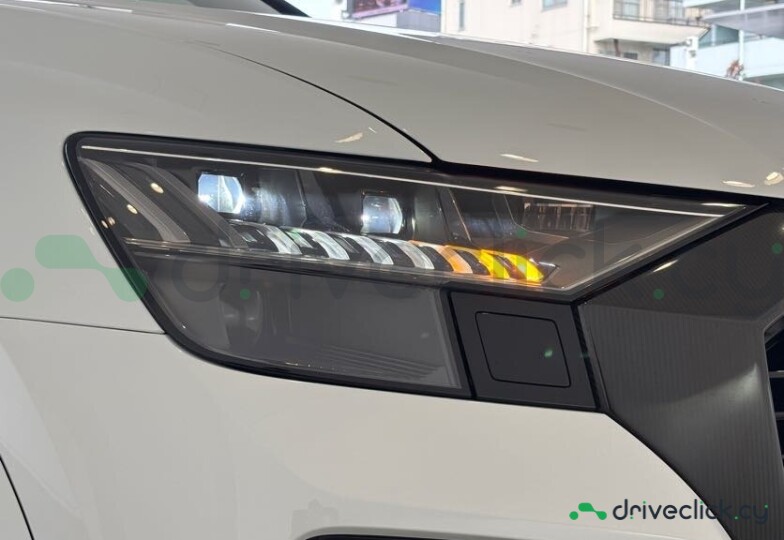 Audi RS Q8 White