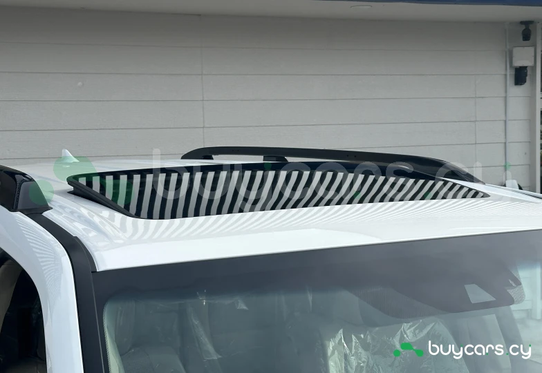 Toyota Land Cruiser 300 Белый