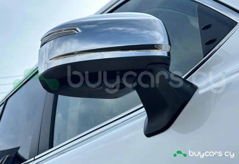 Toyota Land Cruiser 300 Белый