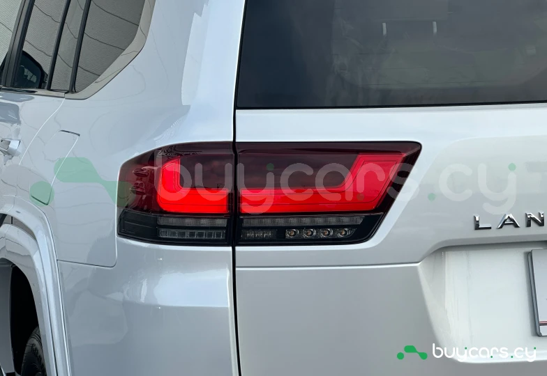 Toyota Land Cruiser 300 Белый