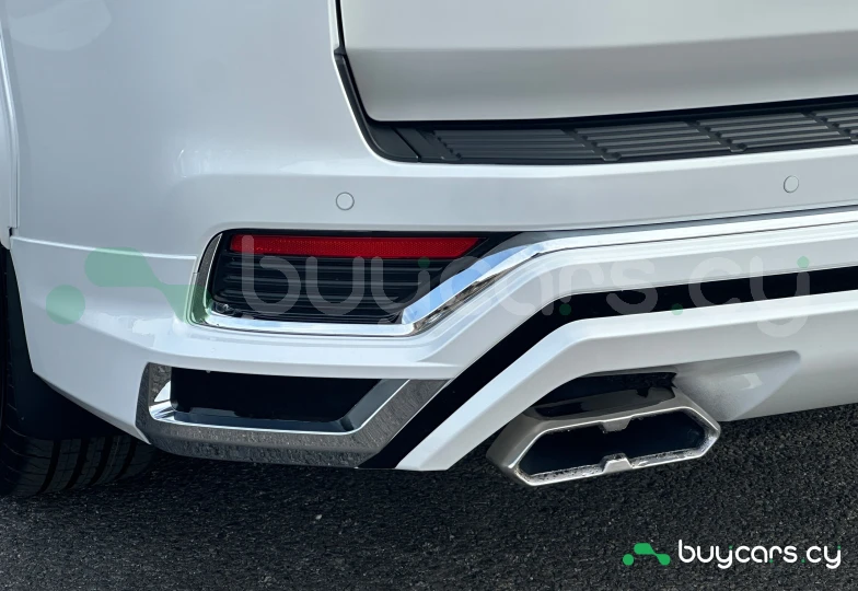 Toyota Land Cruiser 300 Белый