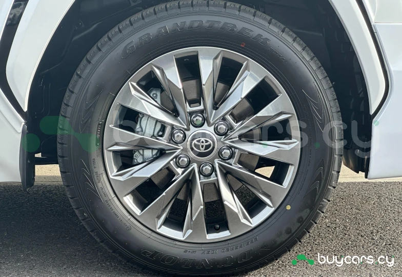 Toyota Land Cruiser 300 Белый