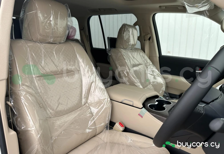 Toyota Land Cruiser 300 Белый