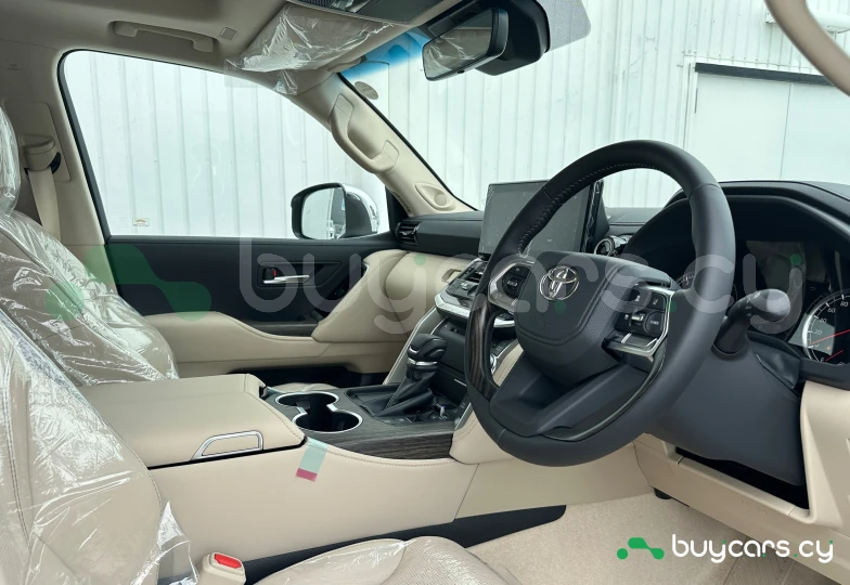 Toyota Land Cruiser 300 Белый