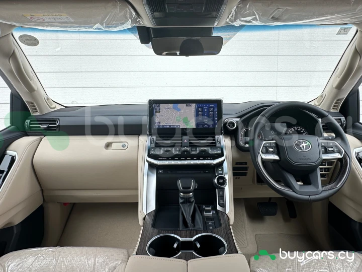 Toyota Land Cruiser 300 Белый