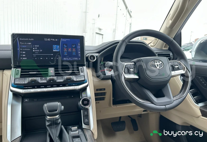 Toyota Land Cruiser 300 Белый