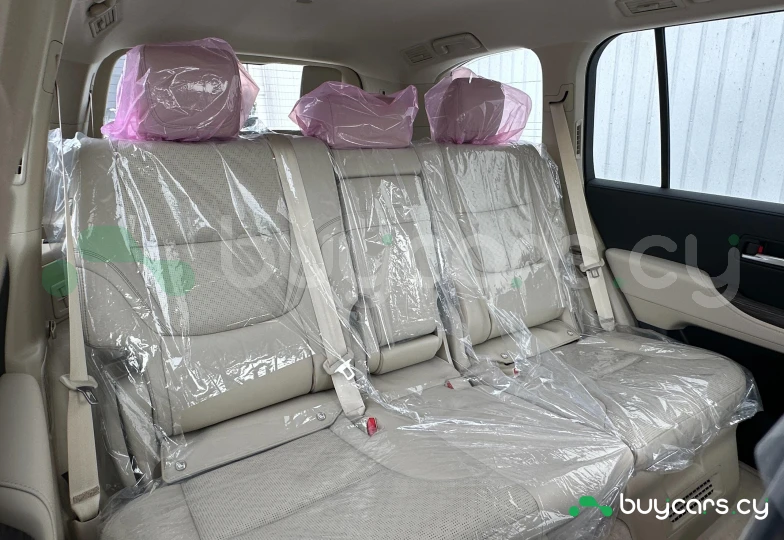 Toyota Land Cruiser 300 Белый