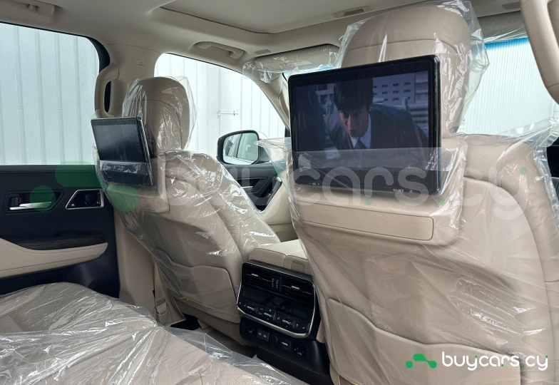 Toyota Land Cruiser 300 Белый