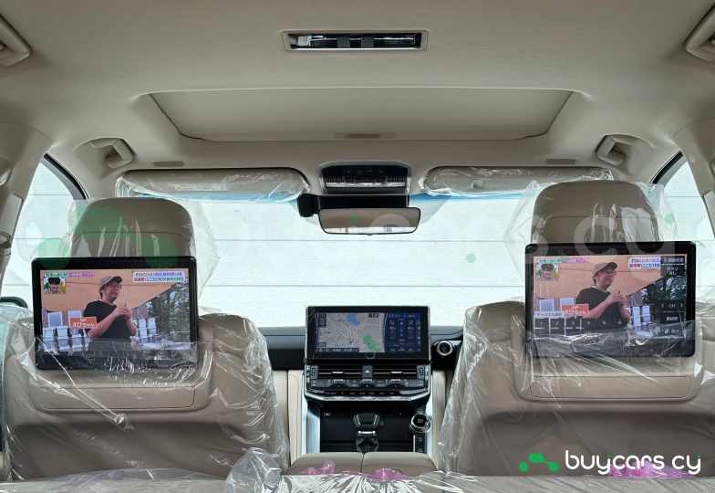 Toyota Land Cruiser 300 Белый