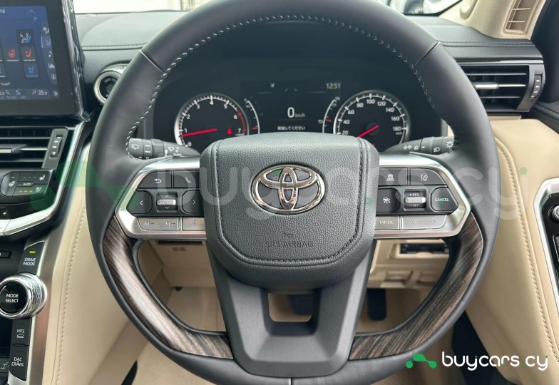 Toyota Land Cruiser 300 Белый