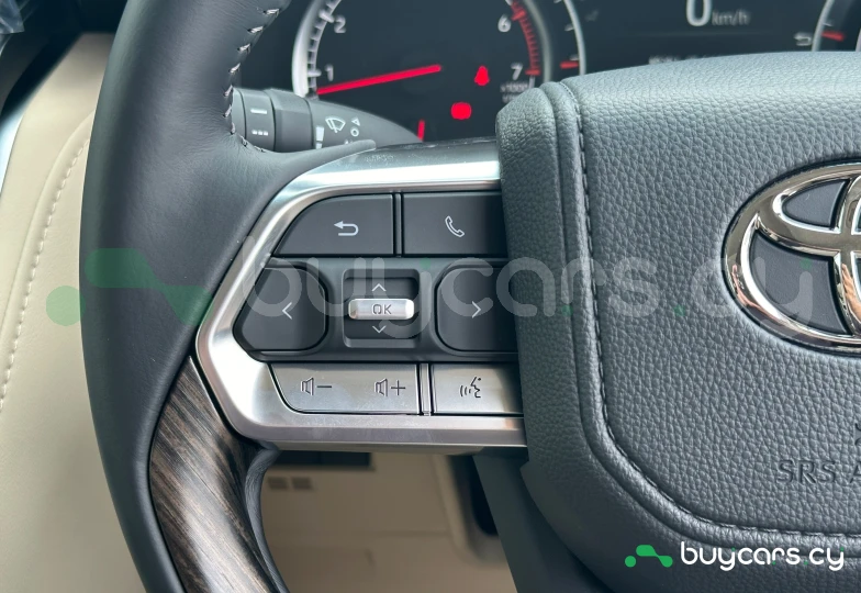 Toyota Land Cruiser 300 Белый