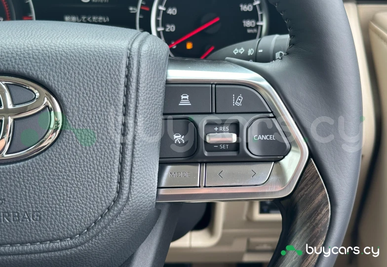 Toyota Land Cruiser 300 Белый