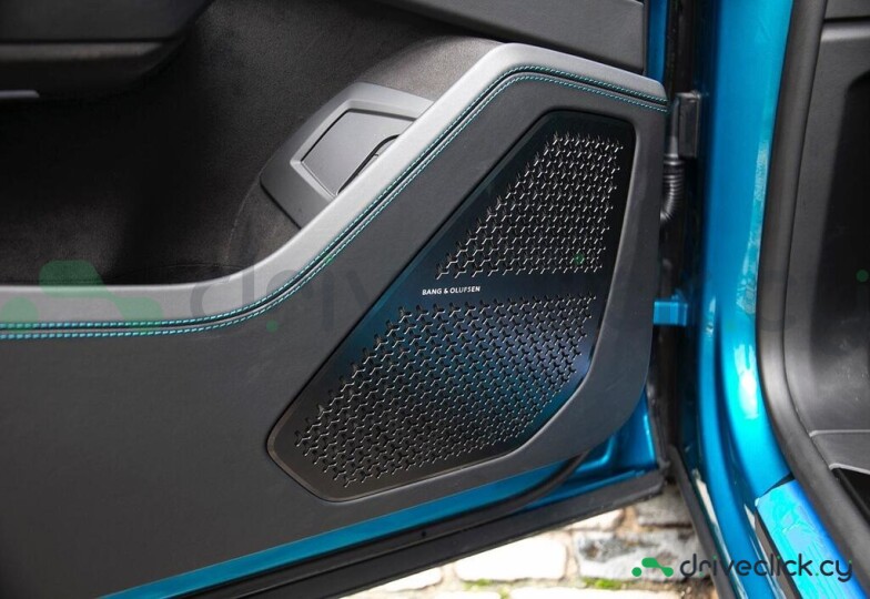 Lamborghini Urus Blue