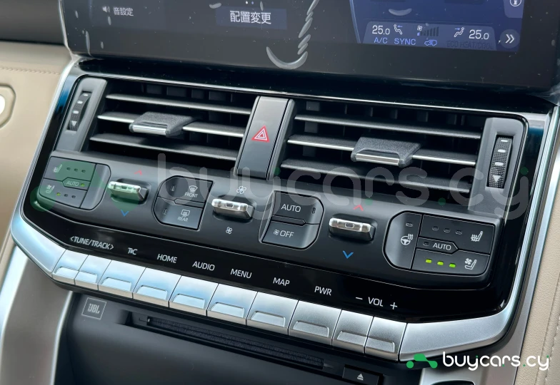 Toyota Land Cruiser 300 Белый