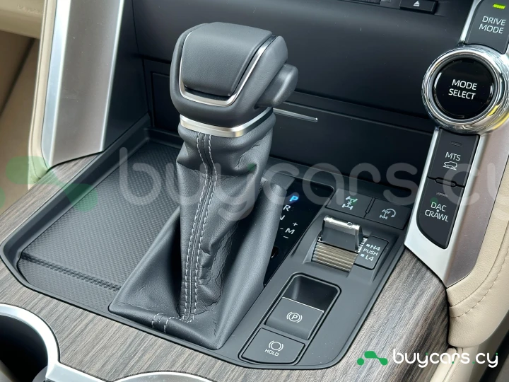 Toyota Land Cruiser 300 Белый