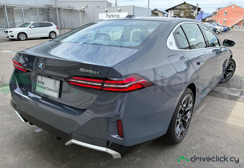 BMW 5 series Blue