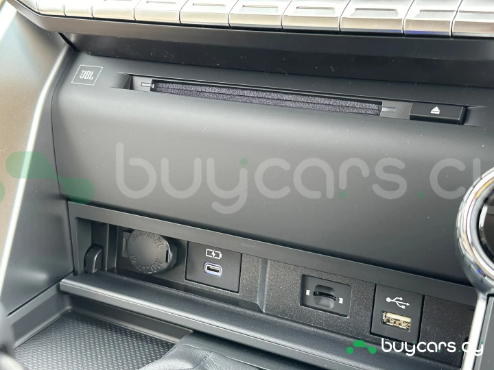 Toyota Land Cruiser 300 Белый