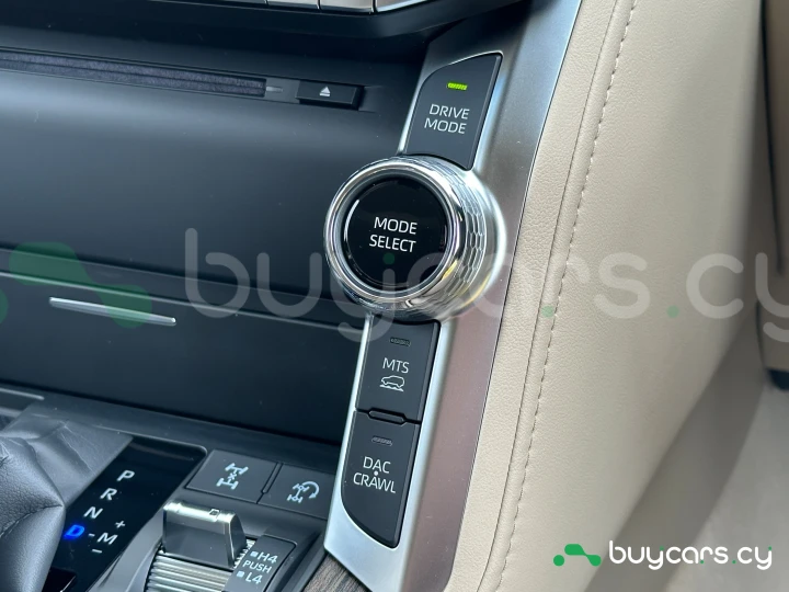 Toyota Land Cruiser 300 Белый