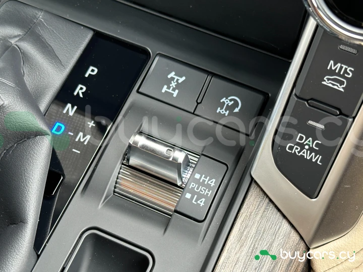 Toyota Land Cruiser 300 Белый