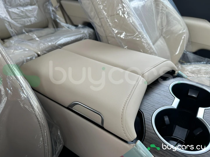 Toyota Land Cruiser 300 Белый