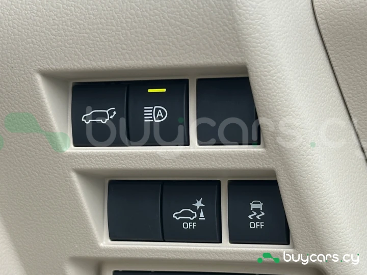 Toyota Land Cruiser 300 Белый