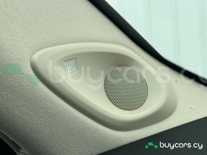 Toyota Land Cruiser 300 Белый