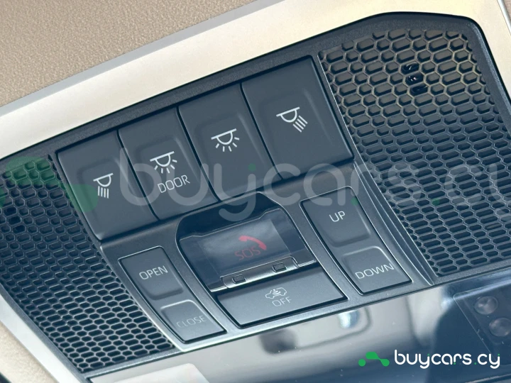 Toyota Land Cruiser 300 Белый