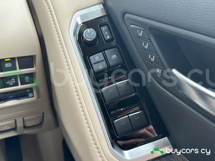 Toyota Land Cruiser 300 Белый