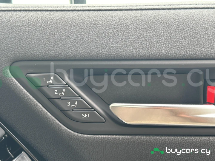 Toyota Land Cruiser 300 Белый