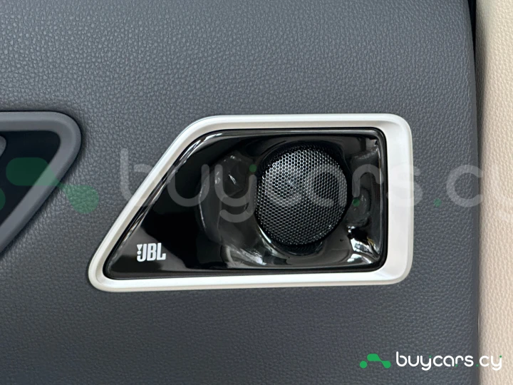 Toyota Land Cruiser 300 Белый