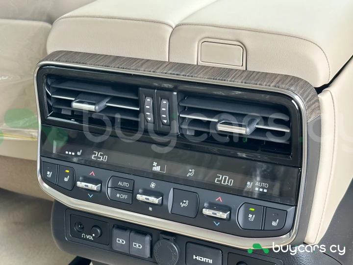 Toyota Land Cruiser 300 Белый