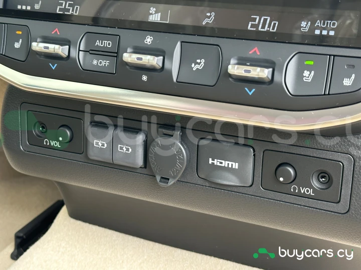 Toyota Land Cruiser 300 Белый