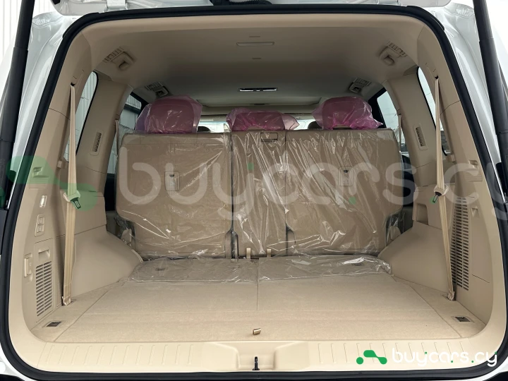 Toyota Land Cruiser 300 Белый