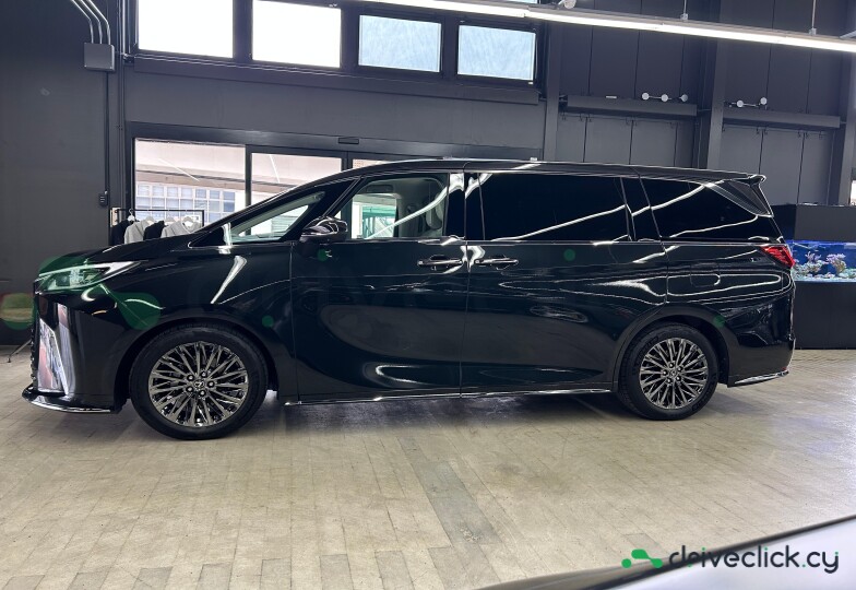 Lexus LM Black