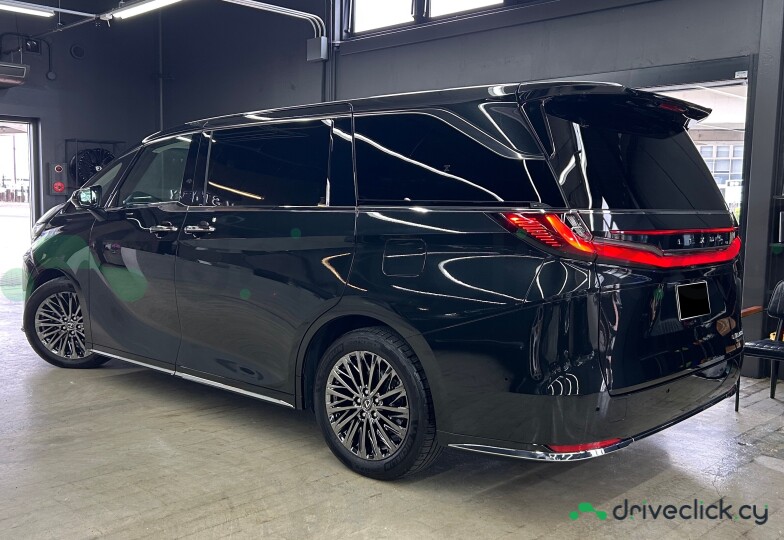 Lexus LM Black
