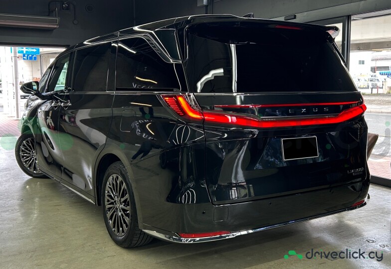 Lexus LM Black