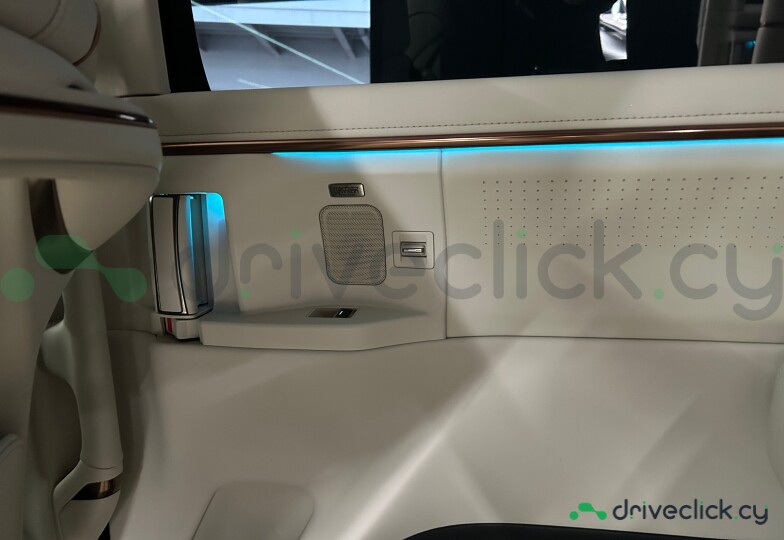 Lexus LM Black