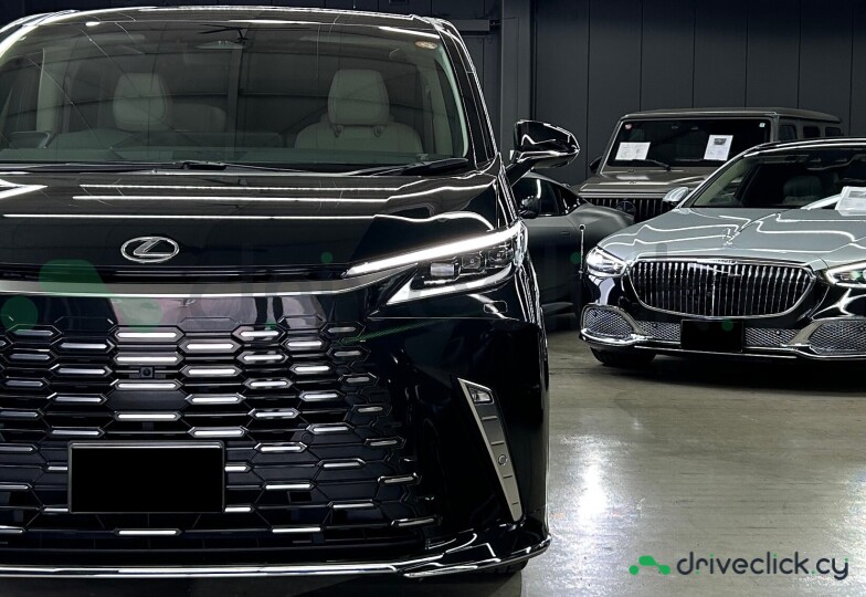 Lexus LM Black