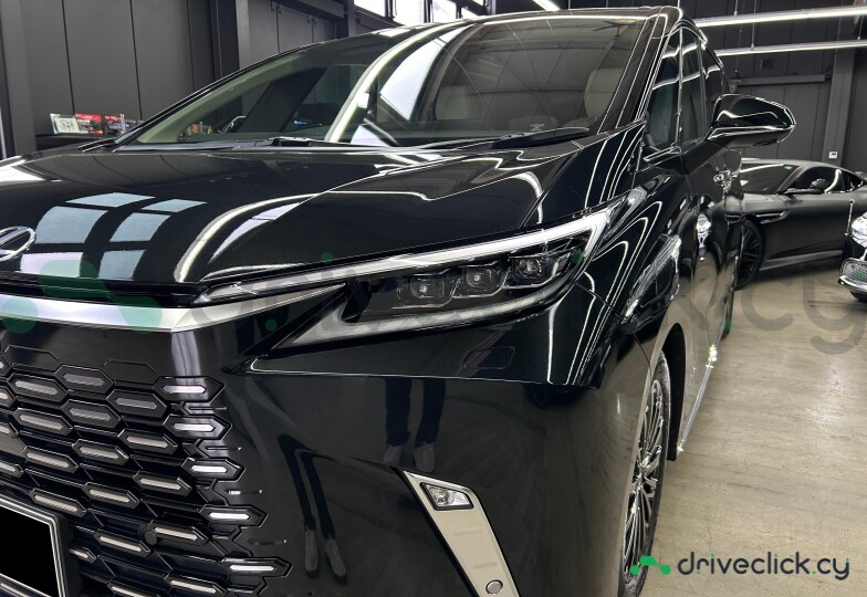 Lexus LM Black