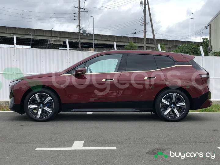 BMW iX Красный