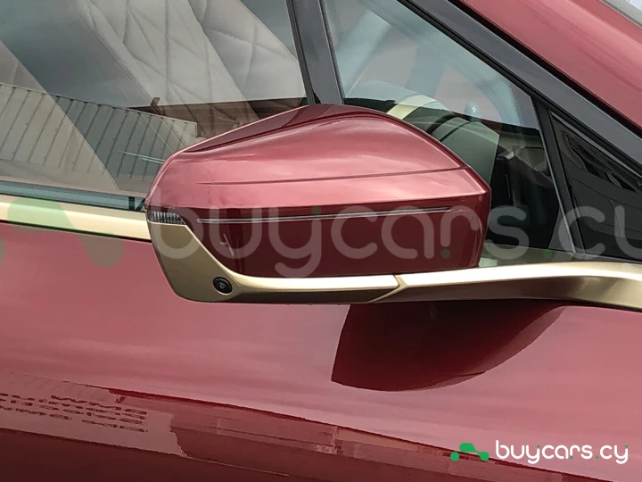 BMW iX Красный